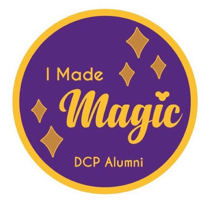 Pin mágico hecho a medida de ex alumnos de DCP